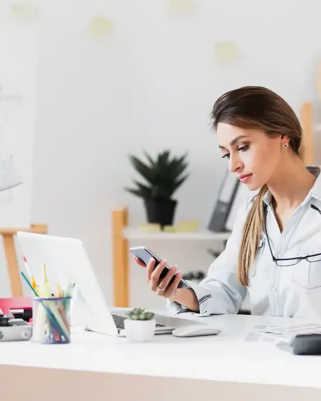 Contadora acompanhando pelo celular a abertura do CNPJ de um médico