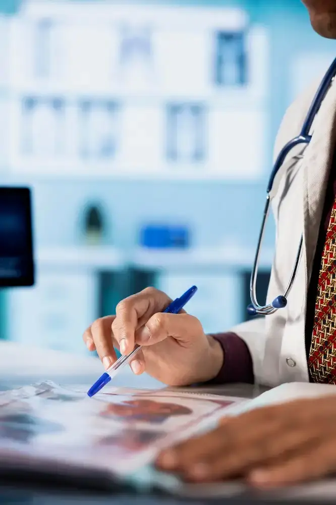 Contador para médicos revisando a declaração e os documentos fiscais de um cliente