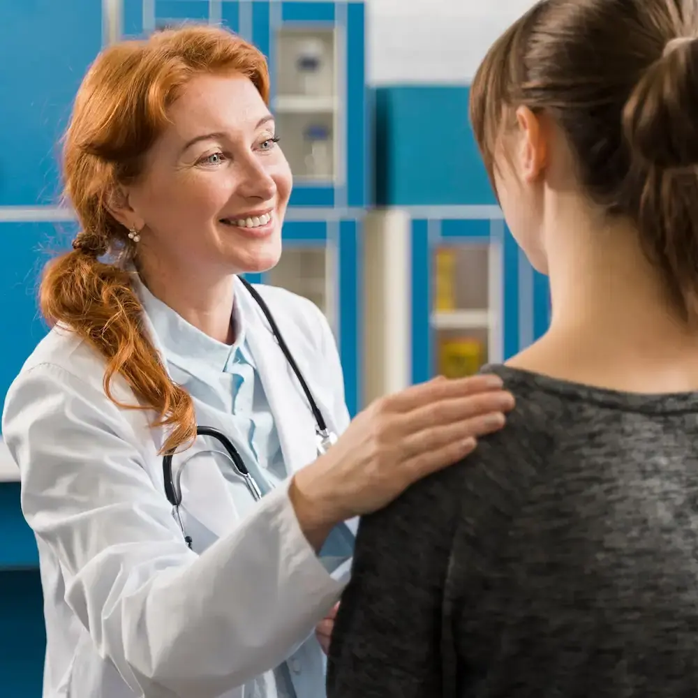 Médica atendendo paciente enquanto a OminusMed cuida da parte contábil