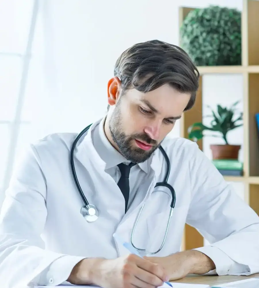 Médico organizando documentos do consultório com apoio da OminusMed