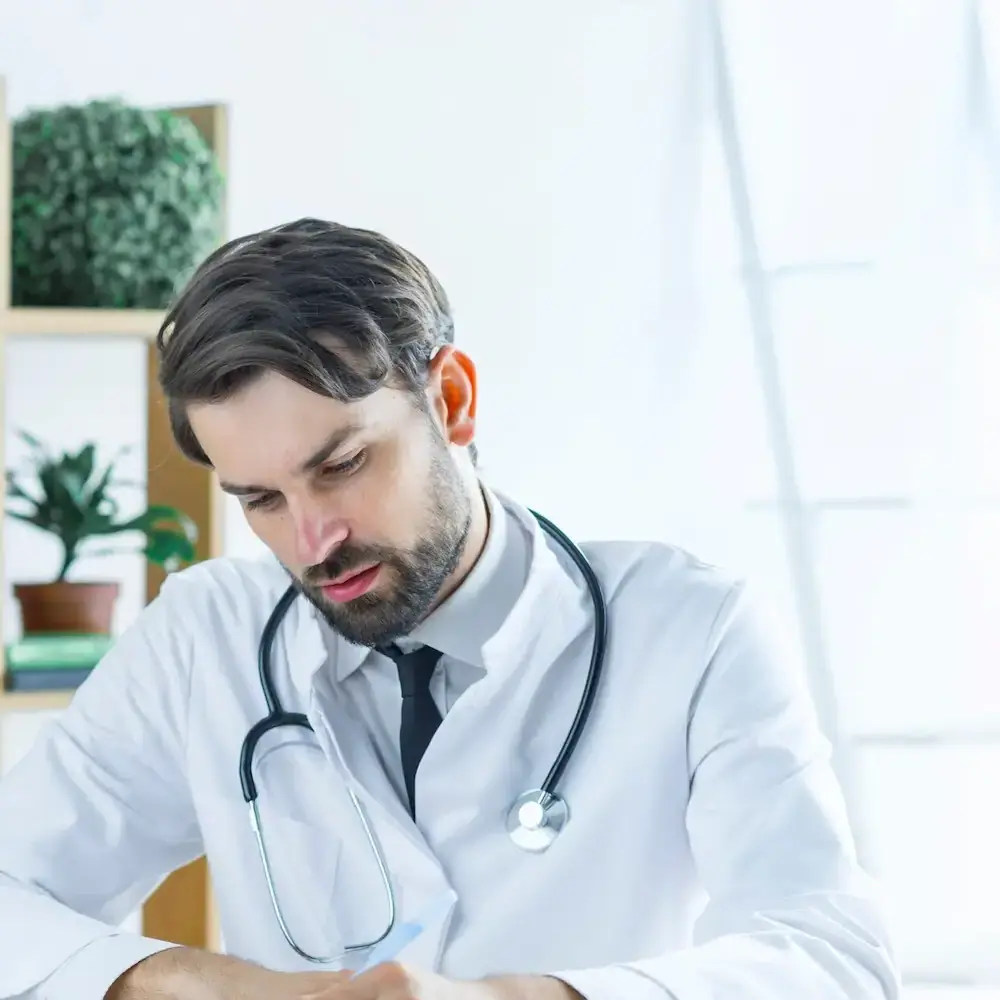 Médico conferindo os documentos do mês enviados pela OminusMed