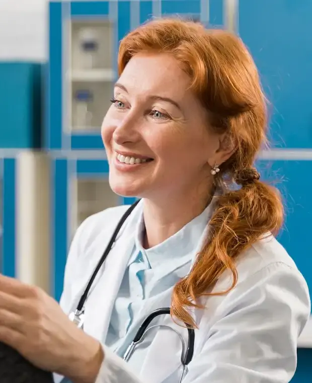Médica sorrindo durante a consulta, com a parte contábil a cargo da OminusMed